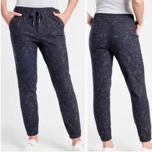 Like New ATHLETA Farallon Joggers High Rise Women's Blue/Camo Print Pocket Sz 8